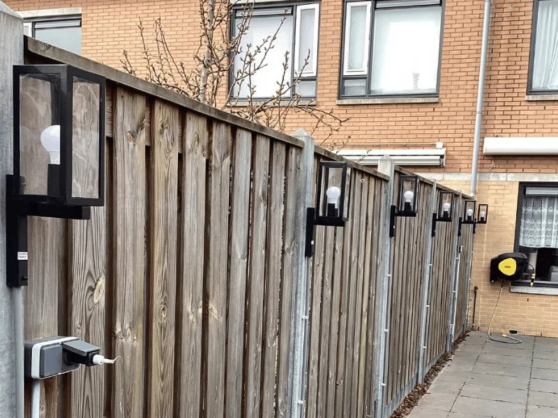 Lampen ophangen in de tuin